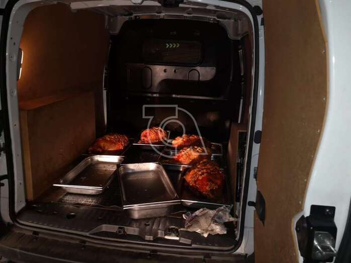 Vehículo interceptado por la Guardia Civil con patas asadas sin las debidas garantías sanitarias