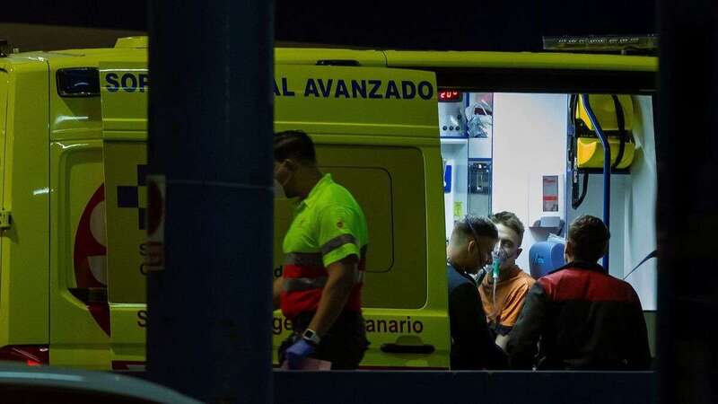 Uno de los marineros es atendido en una ambulancia del Servicio Canario de Salud/EFE.