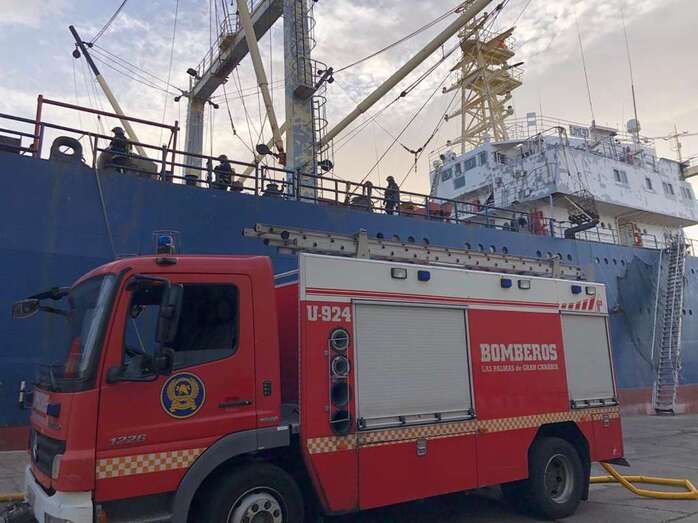 Unidad de bomberos junto al barco donde se produjo la desgracia/TA.