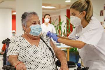 Primeras vacunas en Gran Canaria/Acfi Press.