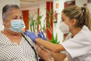 Primeras vacunas en Gran Canaria/Acfi Press.
