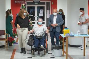 Primeras personas de Gran Canaria en recibir la  vacuna contra el Covid/TA.