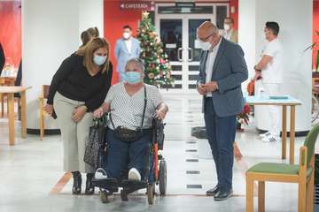 Primeras personas de Gran Canaria en recibir la  vacuna contra el Covid/TA.