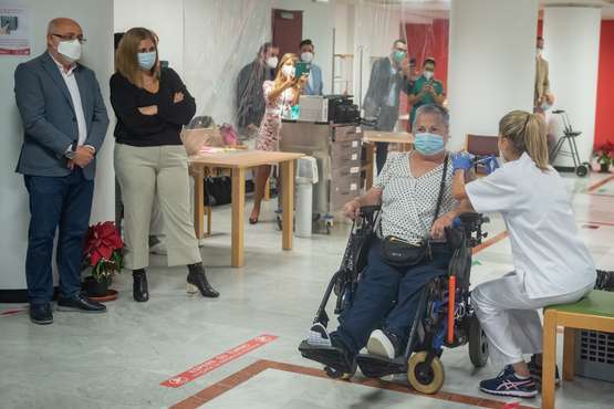 Primeras personas de Gran Canaria en recibir la  vacuna contra el Covid/TA.