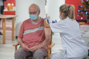 Primeras personas de Gran Canaria en recibir la  vacuna contra el Covid/TA.