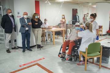 Primeras personas de Gran Canaria en recibir la  vacuna contra el Covid/TA.