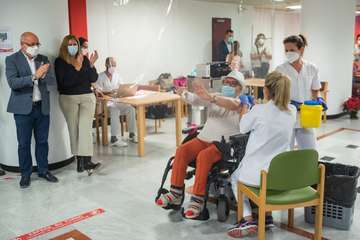 Primeras personas de Gran Canaria en recibir la  vacuna contra el Covid/TA.