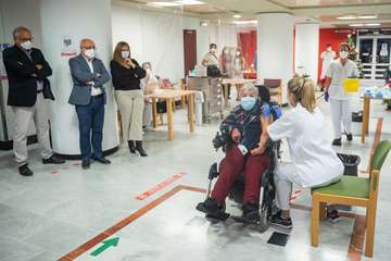 Primeras personas de Gran Canaria en recibir la  vacuna contra el Covid/TA.