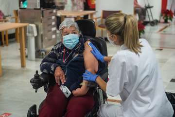 Primeras personas de Gran Canaria en recibir la  vacuna contra el Covid/TA.