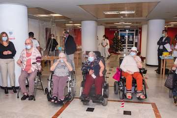 Primeras personas de Gran Canaria en recibir la  vacuna contra el Covid/TA.