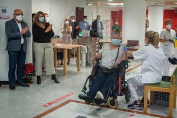 Primeras personas de Gran Canaria en recibir la  vacuna contra el Covid/TA.