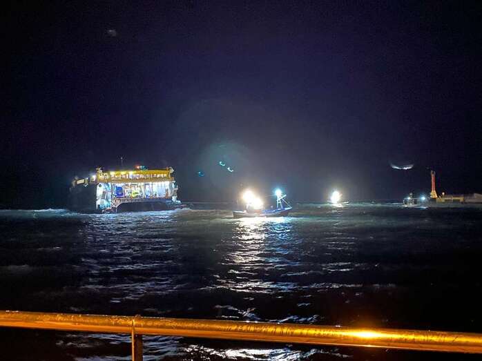 Un buque encallado/TA.