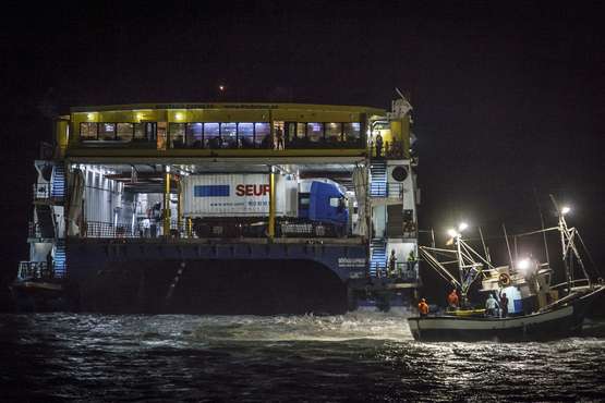  Continúa el operativo para desembarcar al pasaje del ferry en Agaete/Acfi Press.