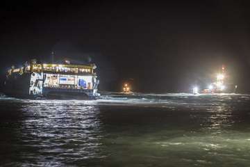  Continúa el operativo para desembarcar al pasaje del ferry en Agaete/Acfi Press.