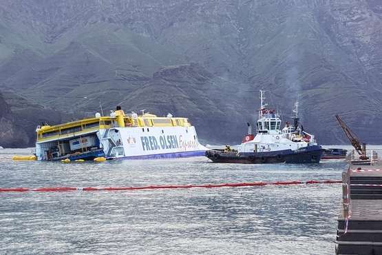 El barco escorado a babor, esta mañana a primera hora/Acfi Press.