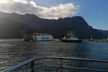 El barco escorado a babor, esta mañana a primera hora/Acfi Press.