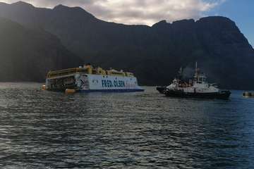 El barco escorado a babor, esta mañana a primera hora/Acfi Press.