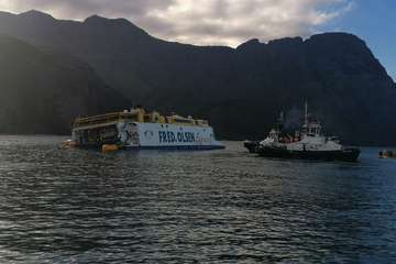 El barco escorado a babor, esta mañana a primera hora/Acfi Press.