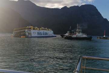 El barco escorado a babor, esta mañana a primera hora/Acfi Press.
