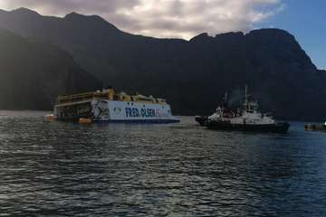 El barco escorado a babor, esta mañana a primera hora/Acfi Press.