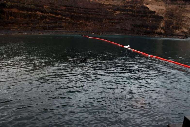 Las barreras anticontaminación que se han colocado alrededor del buque/Antonio Alí