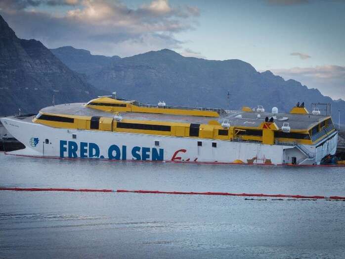 El buque está atracado de costado en el muelle de Agaete/Acfi Press.