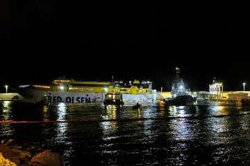 Logran atracar el ferry de Fred Olsen en en el muelle de Agaete/Acfi Press y TA.