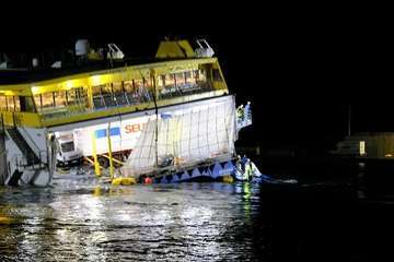 Logran atracar el ferry de Fred Olsen en en el muelle de Agaete/Acfi Press y TA.
