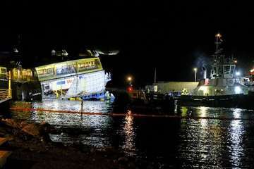 Logran atracar el ferry de Fred Olsen en en el muelle de Agaete/Acfi Press y TA.