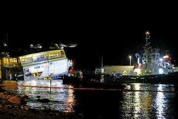 Logran atracar el ferry de Fred Olsen en en el muelle de Agaete/Acfi Press y TA.