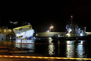 Logran atracar el ferry de Fred Olsen en en el muelle de Agaete/Acfi Press y TA.