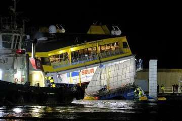Logran atracar el ferry de Fred Olsen en en el muelle de Agaete/Acfi Press y TA.