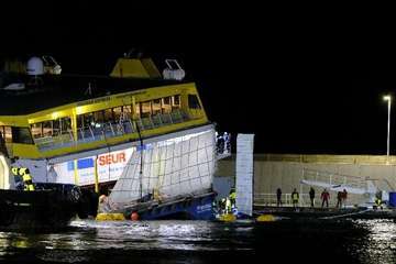 Logran atracar el ferry de Fred Olsen en en el muelle de Agaete/Acfi Press y TA.