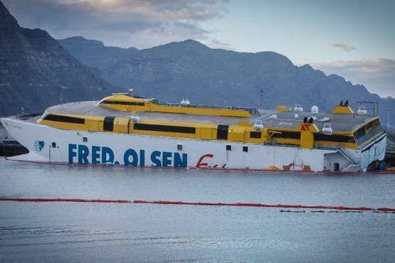 Logran atracar el ferry de Fred Olsen en en el muelle de Agaete/Acfi Press y TA.