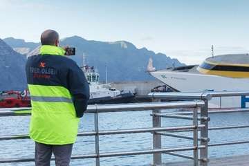 Logran atracar el ferry de Fred Olsen en en el muelle de Agaete/Acfi Press y TA.