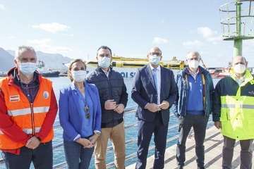 Logran atracar el ferry de Fred Olsen en en el muelle de Agaete/Acfi Press y TA.