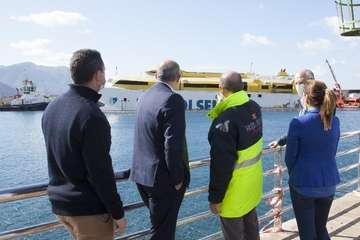 Logran atracar el ferry de Fred Olsen en en el muelle de Agaete/Acfi Press y TA.