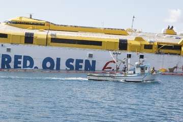 Logran atracar el ferry de Fred Olsen en en el muelle de Agaete/Acfi Press y TA.