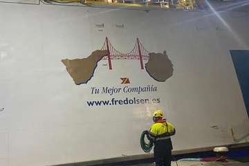 Logran atracar el ferry de Fred Olsen en en el muelle de Agaete/Acfi Press y TA.