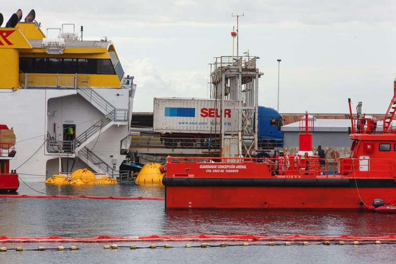 El buque logró el nivel óptimo de escora para conectar dos de las tres rampas con el muelle de Agaete (Foto Acfi Press)