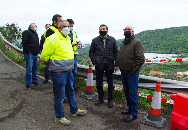 El consejero Miguel Hidalgo y el alcalde Francisco Atta, en las obras de Los Llanetes (Foto TA)