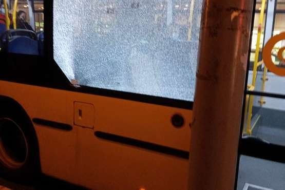 Rompen con piedras la luna de una guagua en la capital grancanaria/TA.