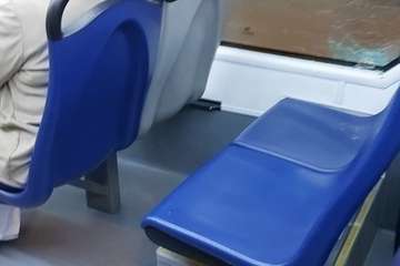 Rompen con piedras la luna de una guagua en la capital grancanaria/TA.