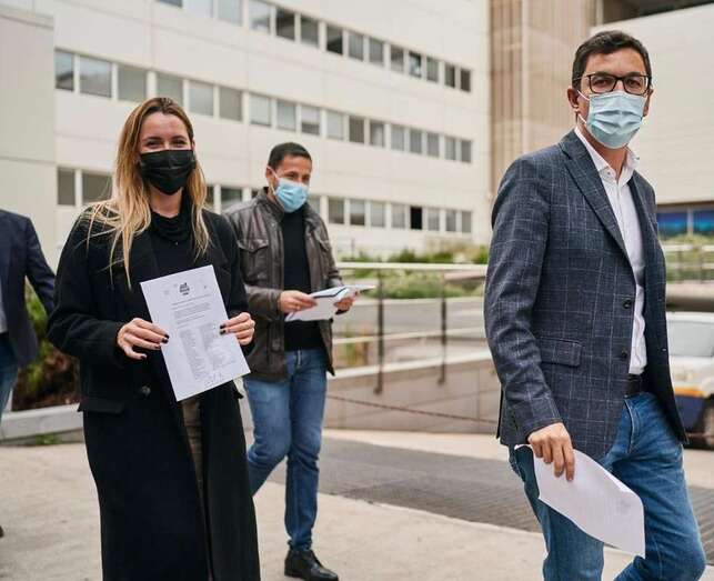 Pablo Rodríguez, acompañado de otros miembros de su candidatura, este viernes en la capital grancanaria momentos antes de registrar su escrito/TA.