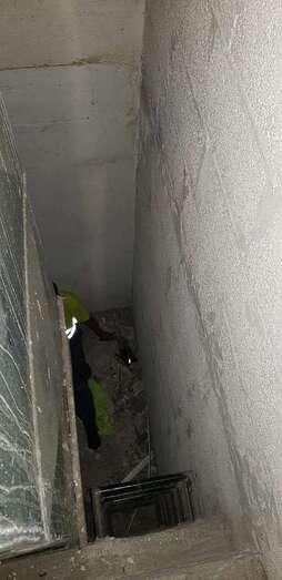 Hueco por donde cayó el operario/TA.