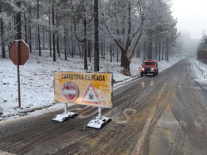 Cartel indicativo del cierre de carretera en la cumbre/TA.