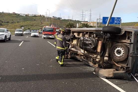  Aparatoso vuelco de una furgoneta en la circunvalación de la capital/TA.
