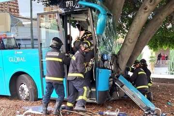Una guagua de Global, fuera de servicio, se empotra contra un árbol/TA.
