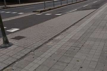 Una guagua de Global, fuera de servicio, se empotra contra un árbol/TA.