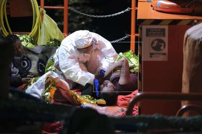 Imagen del desembarco de los 34 ocupantes de la patera en la que iban, junto a su madre, los mellizos Awa y su hermano Alhassane / EFE Ángel Medina